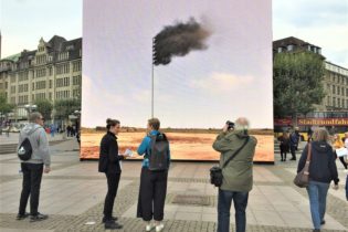 فنان إيرلندي يواجه تغيرات المناخ عبر شاشة عملاقة في هامبورغ