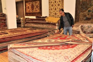 بازار کمرنگِ قالین‌های رنگارنگ افغانستان در اروپا