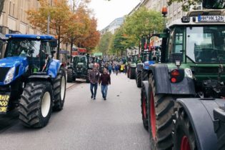 مزارعون يريدون قطع شوارع هامبورغ برفقة 4000 جرار