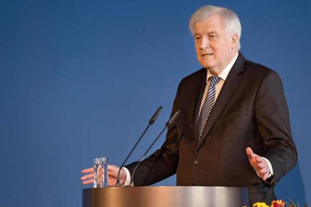 وزیر داخله/کشور دولت فدرال به دلیل تماس احتمالی با فرد مبتلابه کرونا خودش را قرنطین کرد