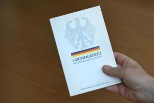آیا کلمه “نژاد” از قانون اساسی آلمان حذف می‌شود؟