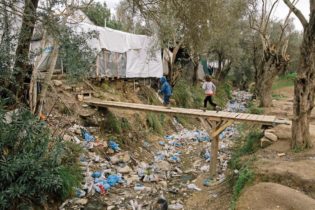 پناهجوی افغان در لیسبوس یونان: ما در دنیای دیگری زندگی می‌کنیم