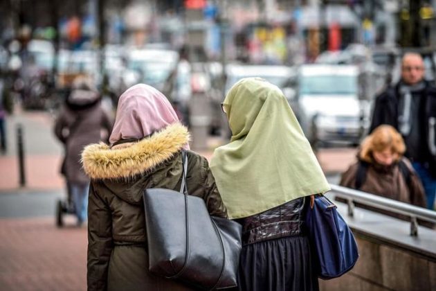 انتقاد گسترده از قانون ممنوعیت استفاده از نماده‌های مذهبی کارمندان دولت