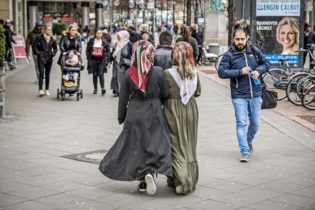 ممنوعیت استفاده از روسری در مهدکودک‌ها