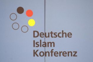 عقد ونصف على تأسيس مؤتمر الإسلام الألماني وانتقادات كثيرة!