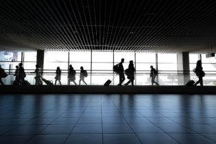 قوانین کرونا برای مسافرانی که به هامبورگ برمی‌گردند