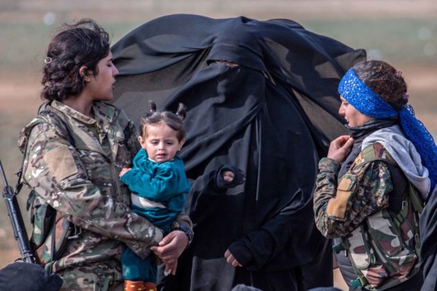 محاكمة امرأة متهمة بالخطف والانتساب إلى داعش!