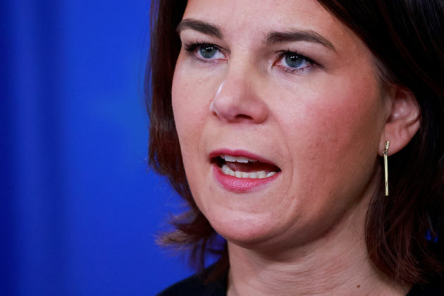 بيربوك تطالب بدعم أوكرانيا بالأسلحة الثقيلة!