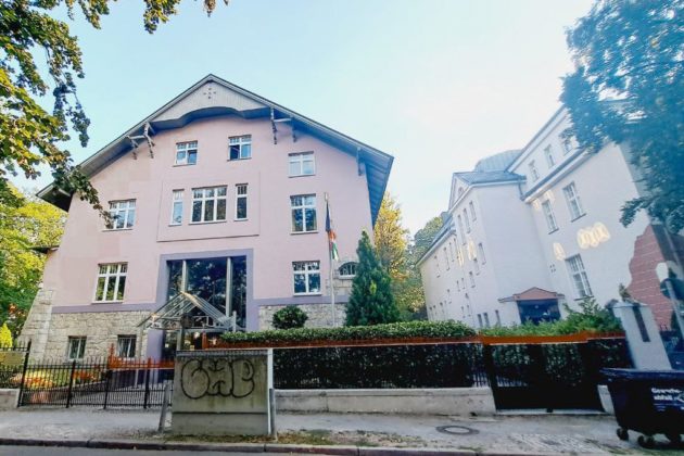 تجربه رفتن به سفارت افغانستان در برلین در دوران سلطنت طالبان