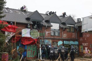 استمرار عمليات إخلاء قرية ألمانية وسط احتجاجات واسعة