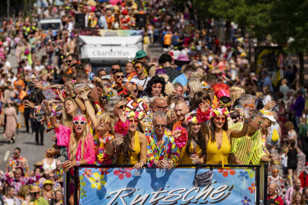 بالصور.. شاحنات ملونة خلال مسيرة مهرجان Schlagermove