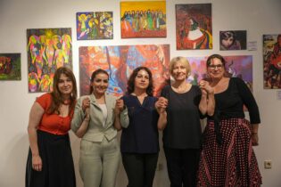 نمایشگاه زن، زندگی، آزادی برای حمایت از زنان ایران و افغانستان در برگدورف هامبورگ