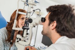 عینک‌فروشی فیلمن برای رقابت با چشم‌پزشکان خدمات جدیدی را ارائه می‌دهد