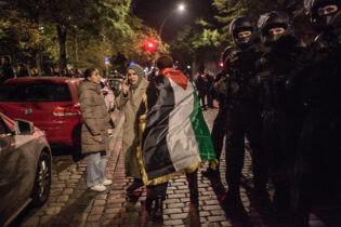 كيف كانت الأجواء داخل المظاهرة الأولى المُصرح لها لتأييد الفلسطينيين؟