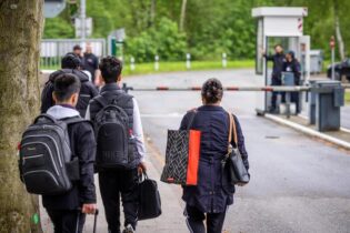 چه تعداد پناهنده در آلمان زندگی می‌کند و از کدام حمایت‌ها برخوردار هستند؟