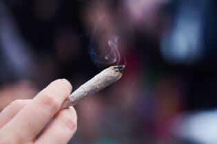 انتقاد از قانونی شدن ماری‌جوانا: آیا کودکان و نوجوانان بیشتر از قبل در خطر هستند؟