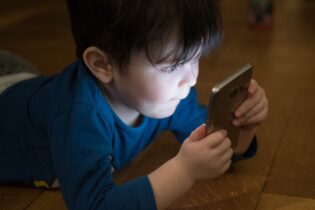 خطرهای استفاده از تلفن همراه برای کودکان؛ تاثیرات منفی بر سلامتی ستون فقرات