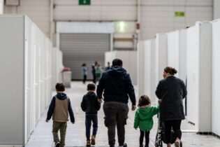 المأزق الأخلاقي لإجبار اللاجئين على العمل: خطوة نحو الإدماج أم الاستغلال؟