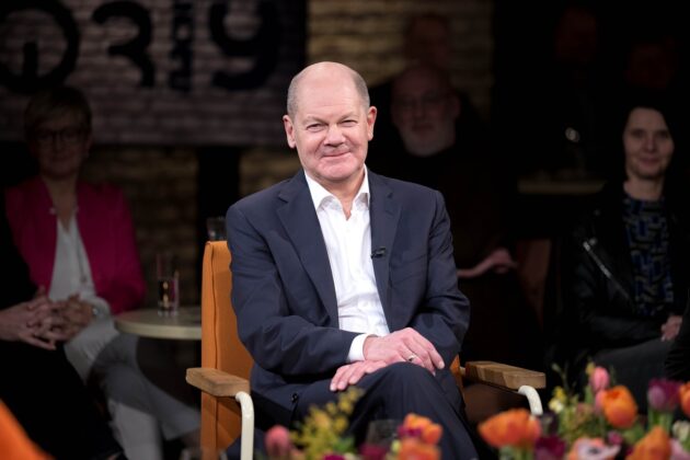 شولتس يهنىء المسلمين في رمضان ويدعو لوقف حرب غزة