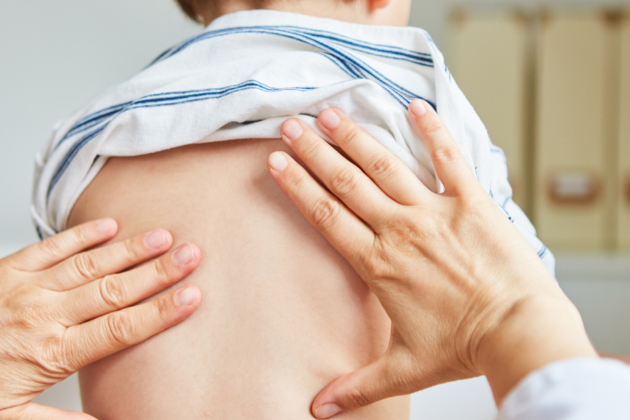خمس نصائح لمكافحة آلام الظهر عند الأطفال والمراهقين