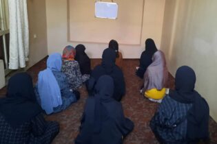 ایجاد مکتب آنلاین برای دختران محروم از درس در افغانستان