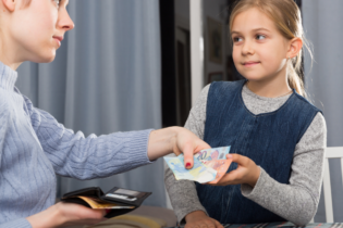 «پول توجیبی/جیب خرج» برای کودکان؛ چقدر مناسب است و چگونه می‌توان آن را مدیریت کرد؟