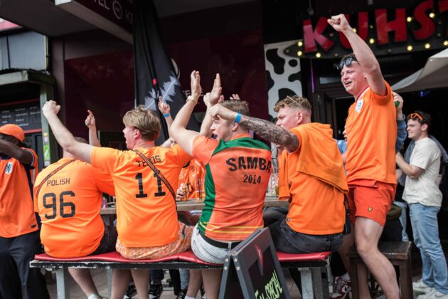 مسيرة من 40 ألف مُشجع هولندي في هامبورغ