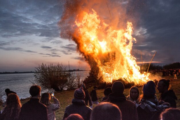 مراسم «آتش مقدس» و جشن‌های سنتی عید پاک در محله‌های هامبورگ