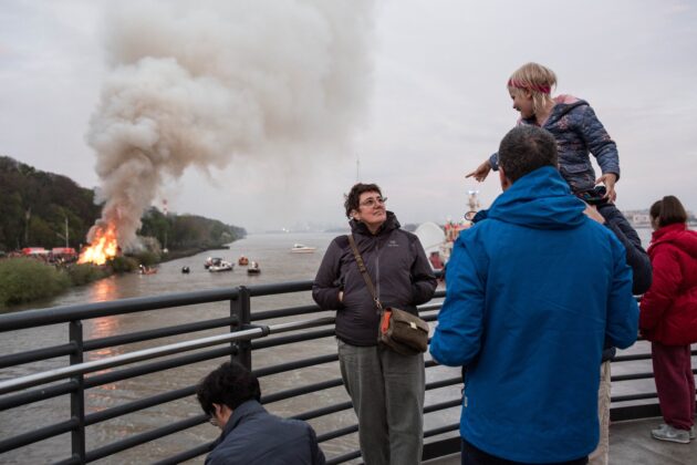 حريق عيد الفصح على طول شاطئ بلانكينيزا