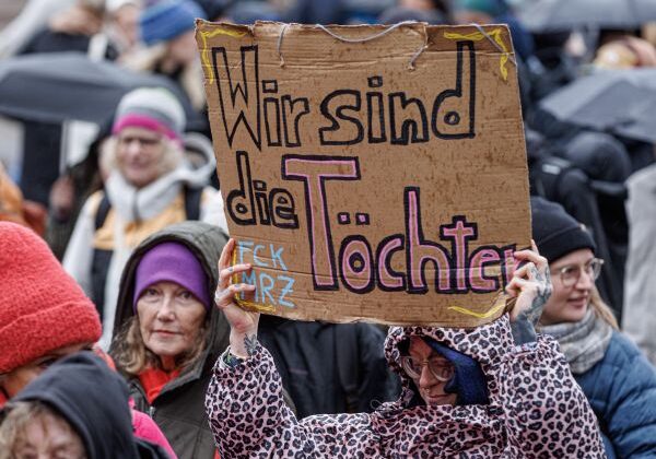 50 امرأة يطالبن ميرتس بتعزيز أمن النساء وسط جدل «Stadtbild».