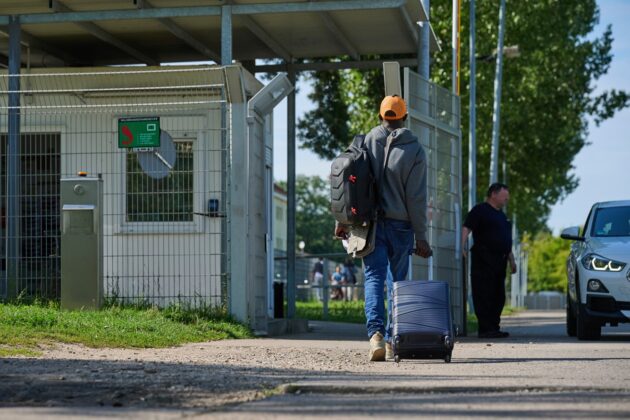 اقتراحات بتقديم حوافز مالية مغرية للعودة الطوعية للاجئين.. وكاريتاس تنتقد الترحيل