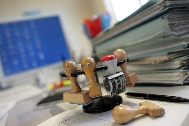 العنصرية في مؤسسات الدولة… حين تتحول الدوائر الرسمية إلى بيئات حاضنة للتمييز العنصري