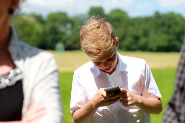 نصائح فعّالة للحد من الإدمان على استخدام الهاتف ومطالب بحظره لدى القصر