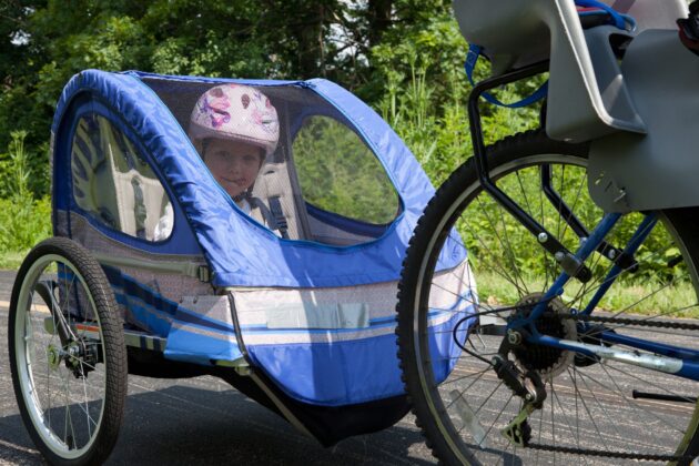 جنجال بزرگ برای پدری که کودک در حال خوابش را برای چند دقیقه در بیرون فروشگاه تنها گذاشت