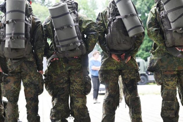 مردان تا ۴۵ سال باید اقامت‌های طولانی‌تر در خارج از کشور را به ارتش (بوندس‌وِر) اعلام کنند