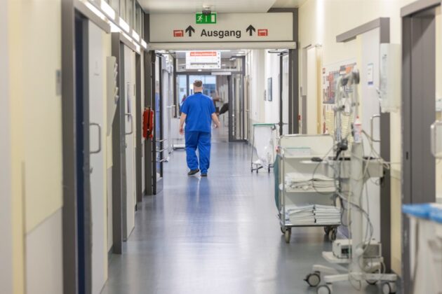 بين المرضى وأجهزة الكمبيوتر: كيف تبتلع البيروقراطية وقت الأطباء في ألمانيا؟