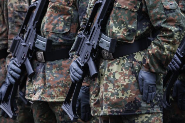 السفر إلى الخارج بإذن مسبق.. جدل في ألمانيا حول قواعد جديدة مرتبطة بالخدمة العسكرية