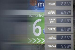 ارتفاع أسعار النفط بنحو 50%