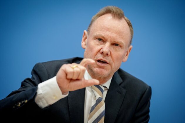 آندي غروت يريد معاقبة مستهلكي المواد الإباحية المفبركة 