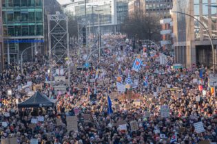 عشرات الآلاف تظاهروا ضد اليمين المتطرّف في ألمانيا