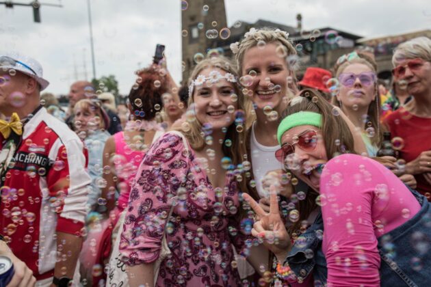 خرج الآلاف من عشاق مهرجان Schlagermove للاحتفال في هامبورغ